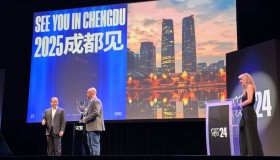 粉丝热情爆棚！JDG vs TES线下赛一票难求，黄牛票价格翻十倍。